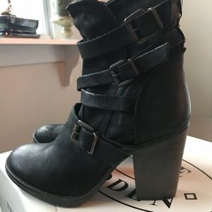Steve Madden Black boot size 9